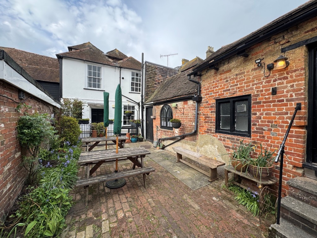 Lot: 46 - PERIOD COMMERCIAL AND RESIDENTIAL HIGH STREET INVESTMENT - Courtyard area alternative view